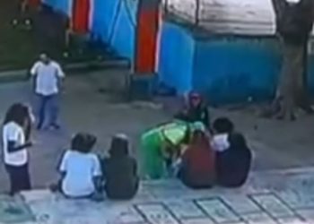 Vídeo: coletor de lixo é preso por estupr0 após tentar beijar adolescentes no pátio da escola