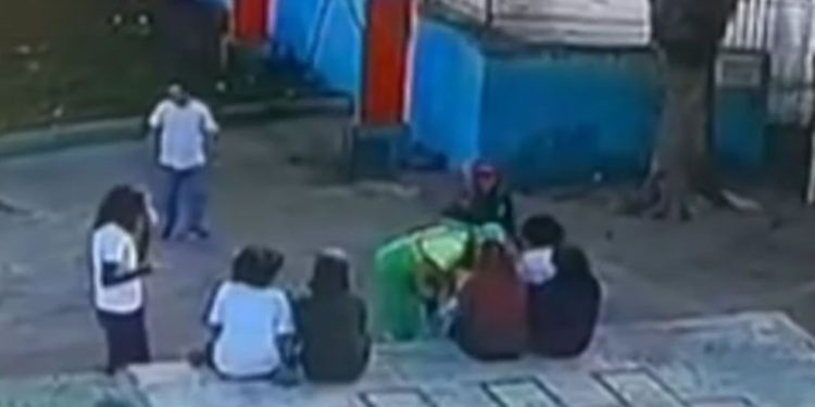 Vídeo: coletor de lixo é preso por estupr0 após tentar beijar adolescentes no pátio da escola