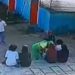 Vídeo: coletor de lixo é preso por estupr0 após tentar beijar adolescentes no pátio da escola