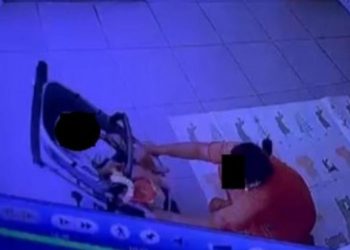 Mãe flagra babá agredindo seus dois filhos de 8 meses e 2 anos; vídeo