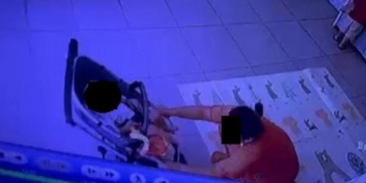Mãe flagra babá agredindo seus dois filhos de 8 meses e 2 anos; vídeo