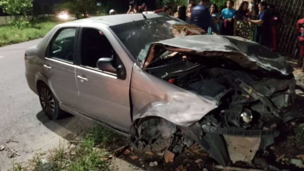 Motorista 'bebinho' destrói muro, larga o carro e foge com medo de ser linchado pela população