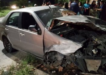 Motorista 'bebinho' destrói muro, larga o carro e foge com medo de ser linchado pela população