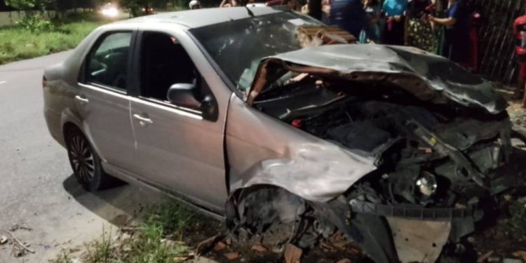 Motorista 'bebinho' destrói muro, larga o carro e foge com medo de ser linchado pela população