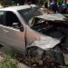 Motorista 'bebinho' destrói muro, larga o carro e foge com medo de ser linchado pela população