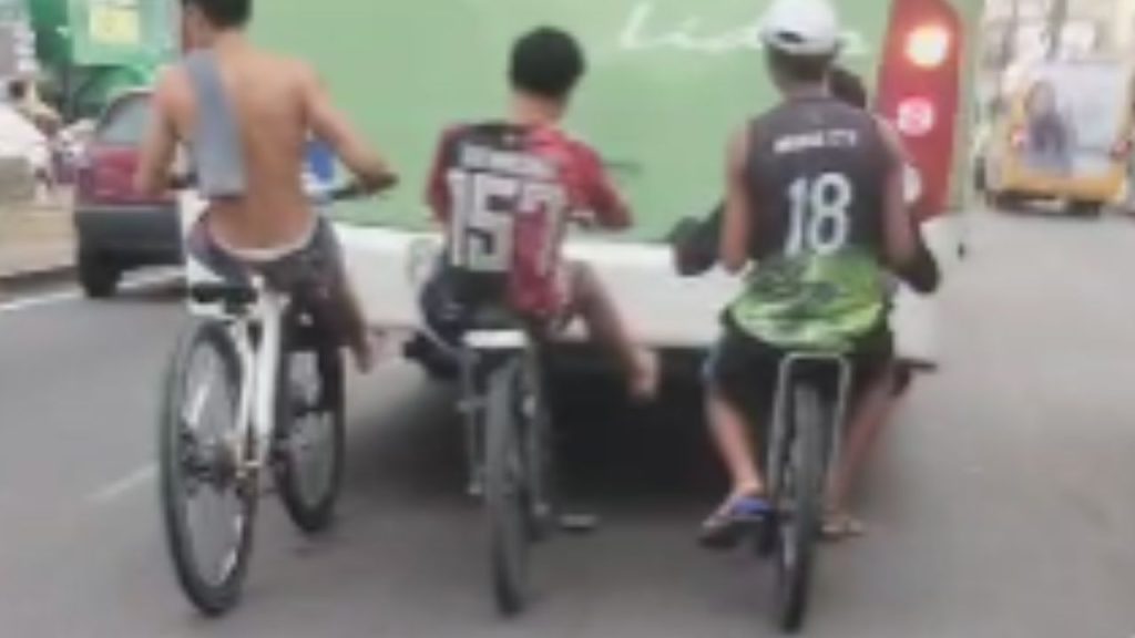 Virou moda? vídeo mostra adolescentes de bike na Avenida Grande circular pegando carona na traseira de ônibus