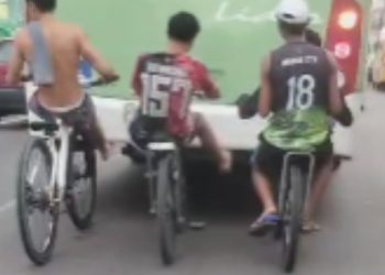 Virou moda? vídeo mostra adolescentes de bike na Avenida Grande circular pegando carona na traseira de ônibus