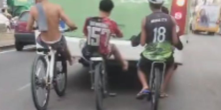 Virou moda? vídeo mostra adolescentes de bike na Avenida Grande circular pegando carona na traseira de ônibus
