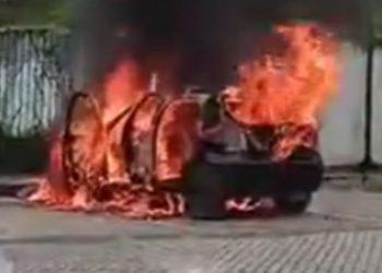 Mulheres sentem cheiro de fumaça, param e carro começa a pegar fogo; vídeo