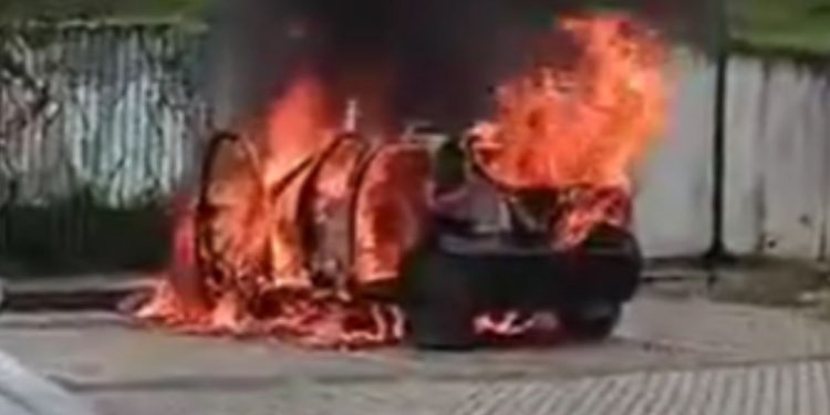 Mulheres sentem cheiro de fumaça, param e carro começa a pegar fogo; vídeo