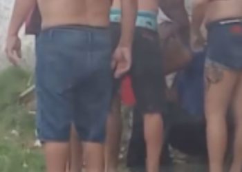 Vídeo: assaltante grita por socorro após ser pego pela população do São José