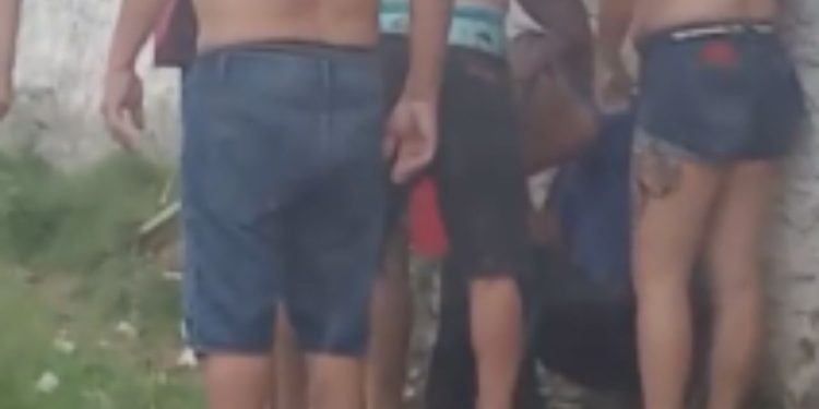 Vídeo: assaltante grita por socorro após ser pego pela população do São José