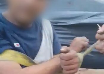 Vídeo: homem que invadiu galpão recebe uma ‘peia’ no Coroado após ser amarrado