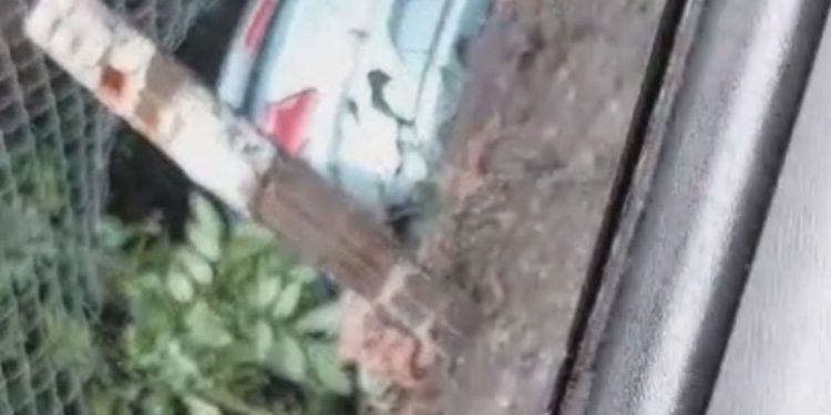 Motorista joga o carro em cercado de arame e evita acidente fatal: "vinha na minha frente"; VEJA