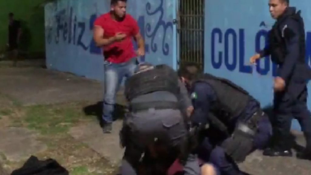 Vídeo: policiais usam golpes de boxe para prender dois homens no Amazonas