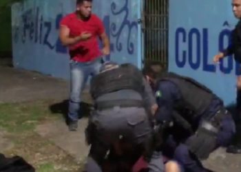 Vídeo: policiais usam golpes de boxe para prender dois homens no Amazonas
