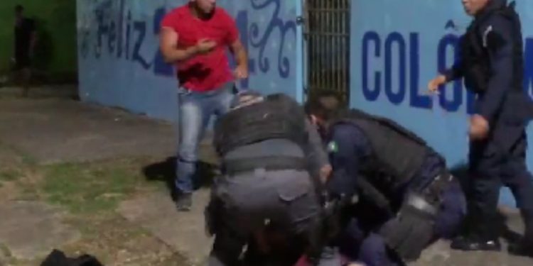 Vídeo: policiais usam golpes de boxe para prender dois homens no Amazonas