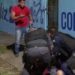 Vídeo: policiais usam golpes de boxe para prender dois homens no Amazonas