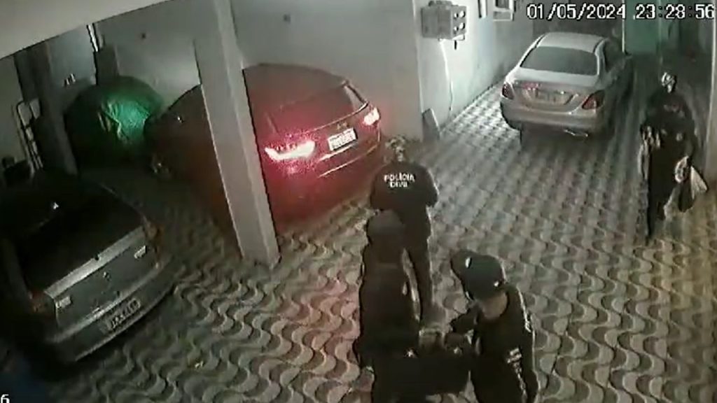 Tudo gravado: grupo que roubou R$ 55 mil em joias de casa no Alvorada foram flagrados usando roupas de policiais