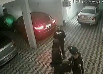 Tudo gravado: grupo que roubou R$ 55 mil em joias de casa no Alvorada foram flagrados usando roupas de policiais