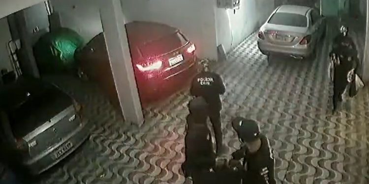 Tudo gravado: grupo que roubou R$ 55 mil em joias de casa no Alvorada foram flagrados usando roupas de policiais
