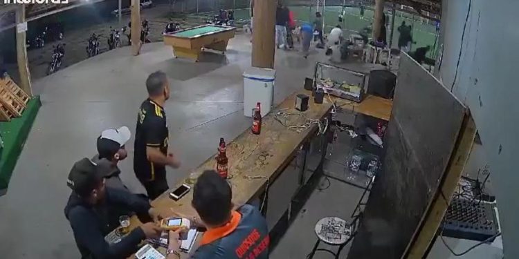 Vídeo: pistoleiro de ‘sangue frio’ assiste partida de futebol e mata duas pessoas