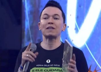 Vídeo: pastor recebe aplausos durante pregação ao relevar que beijou a filha na boca