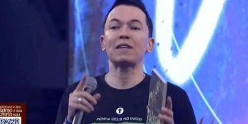 Vídeo: pastor recebe aplausos durante pregação ao relevar que beijou a filha na boca