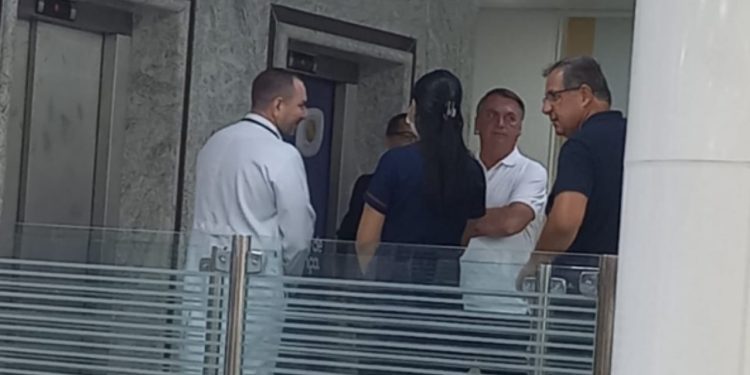 Bolsonaro é hospitalizado no Hospital Santa Júlia após passar mal em Manaus