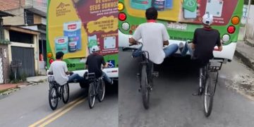 Vídeos: motoqueiro registra dois jovens andando de bike em Manaus com os pés presos em ônibus