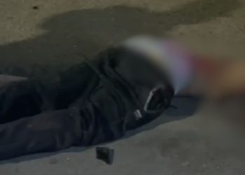 Chutes, socos e pedradas: assaltante de idosa é linchado até a morte pela população ao lado do T4