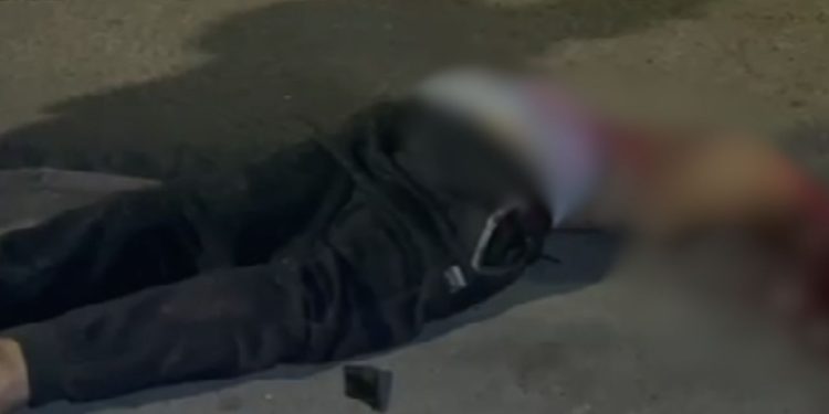 Chutes, socos e pedradas: assaltante de idosa é linchado até a morte pela população ao lado do T4