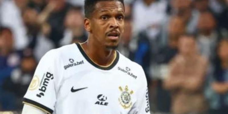 Atacante do Amazonas FC é preso minutos antes de entrar em campo por atrasar pensão