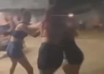 "Dá-lhe, dá-lhe", mulheres brigam em noite de bebedeira no interior do AM por causa de 'macho'