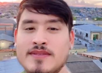 Homem é executado dentro de oficina de motos enquanto lava as mãos