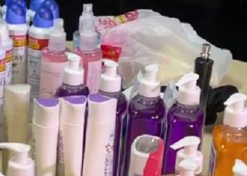 Seguranças pegam mulheres roubando sabonetes e desodorante de supermercado em Manaus