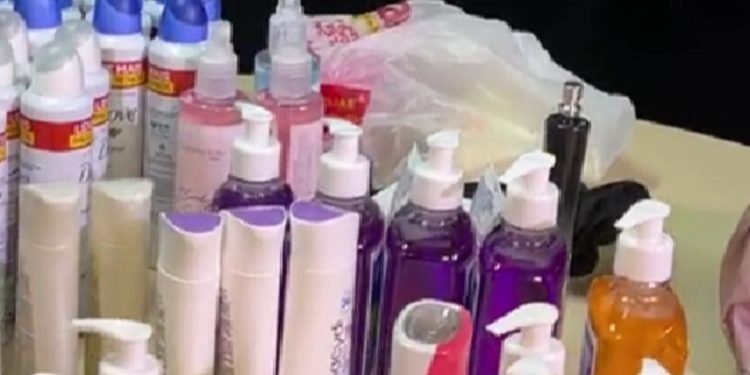 Seguranças pegam mulheres roubando sabonetes e desodorante de supermercado em Manaus