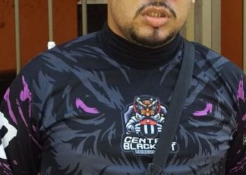 Motoqueiro percebe assalto e parte para cima de bandido no São Jorge; vídeo