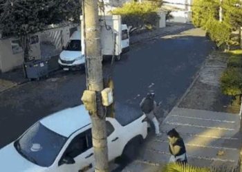 Motorista engata a ré e passa por cima de assaltante; veja o vídeo