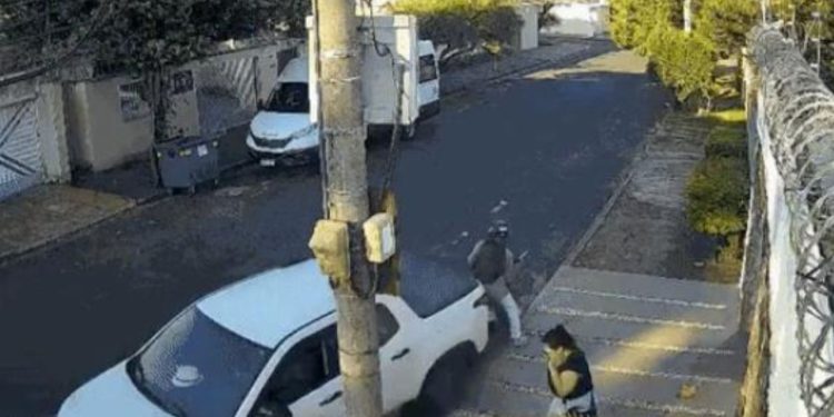 Motorista engata a ré e passa por cima de assaltante; veja o vídeo