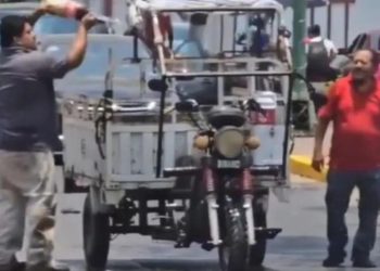 Viralizou: homem pega garrafa de Coca-Cola para pagar incêndio e resultado impressiona