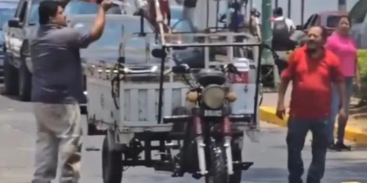 Viralizou: homem pega garrafa de Coca-Cola para pagar incêndio e resultado impressiona