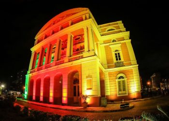 Teatro do Amazonas é iluminado com as cores da bandeira do Rio Grande do Sul