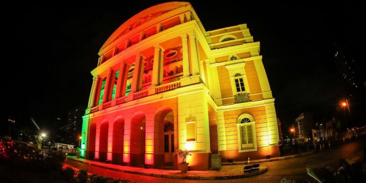 Teatro do Amazonas é iluminado com as cores da bandeira do Rio Grande do Sul