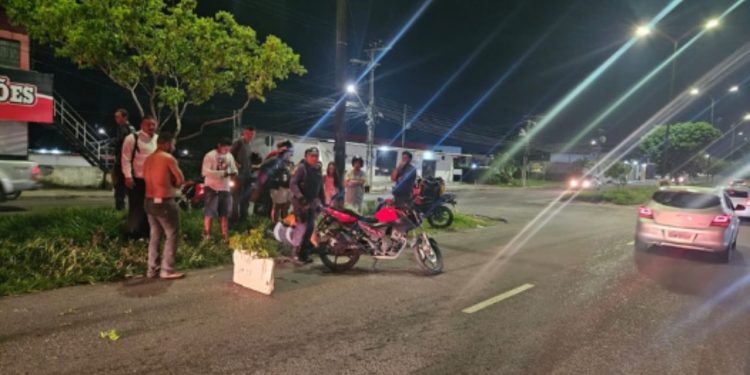 Motoqueiro atropela homem em Manaus e ambos acabam ficando com ferimentos graves