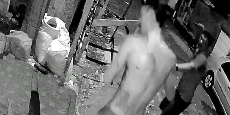 Câmera filma homem sendo esfaqueado pelo amigo no Jorge Teixeira; CENAS FORTES