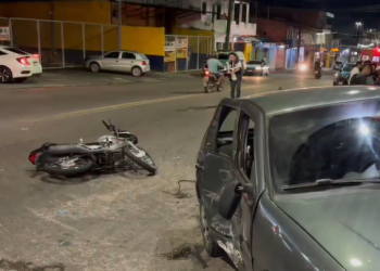 Vídeo: Motociclista se arrebenta ao colidir com carro durante acidente no Novo Aleixo
