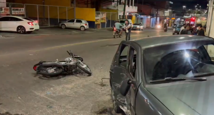Vídeo: Motociclista se arrebenta ao colidir com carro durante acidente no Novo Aleixo