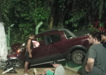 Vídeo: Supostamente ‘maconhado’, homem dá de frente em poste e fica ferido em frente ao Cigs