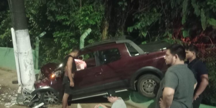 Vídeo: Supostamente ‘maconhado’, homem dá de frente em poste e fica ferido em frente ao Cigs